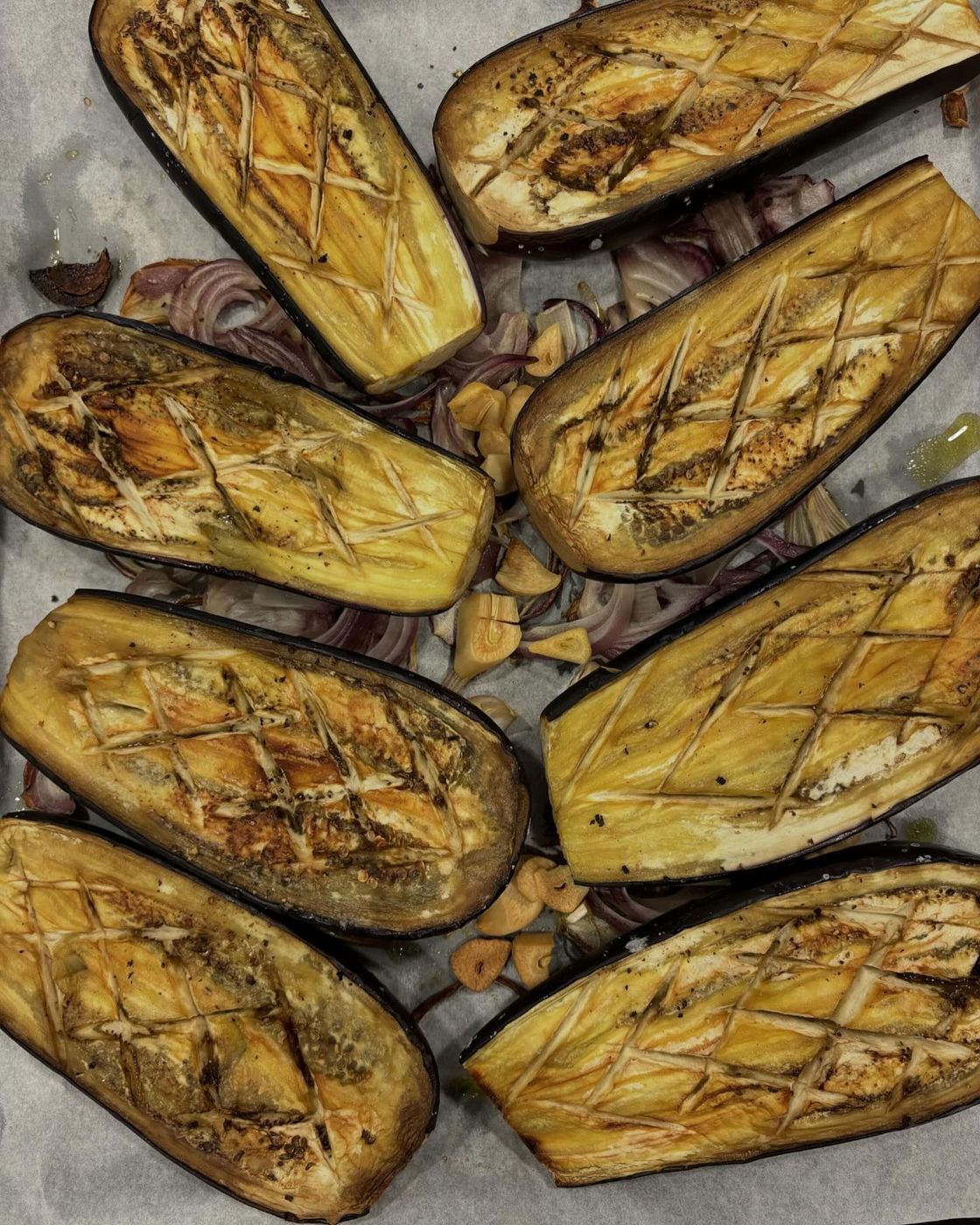 Aubergines rôties au four avec oignon rouge et ail, pour le caviar d'aubergines