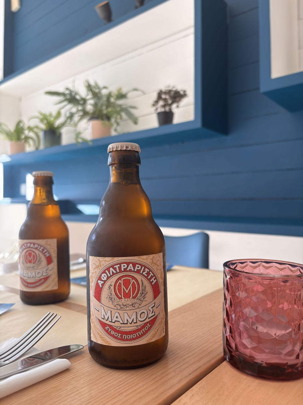 Bière grecque Mamos sur une table dressée