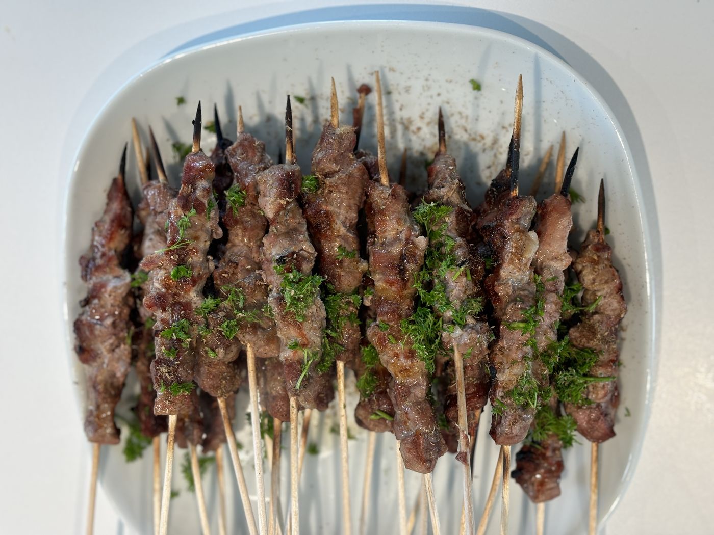 Petites brochettes d'agneau grillées, persil et origan