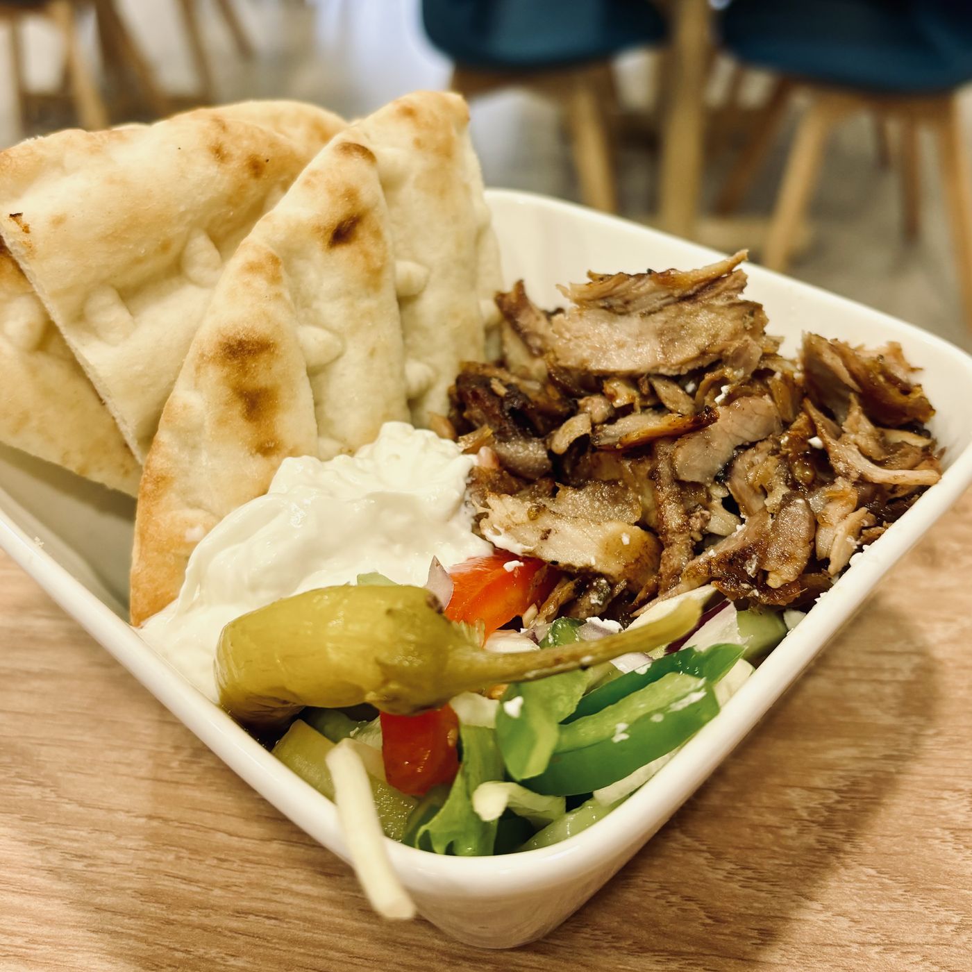 Assiette de gyros de porc avec pita, tzatziki et crudités