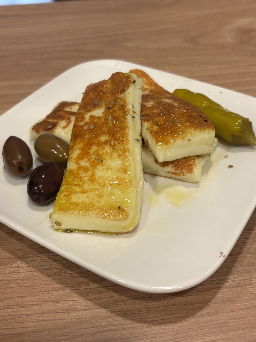 Fromage grillé doré, olives et piment doux