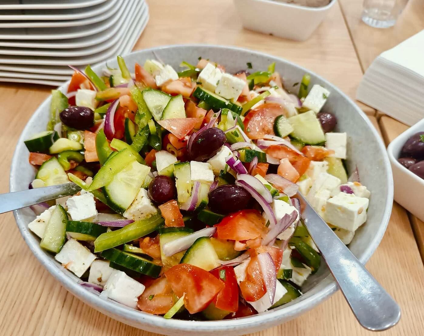 Salade grecque : tomates, concombre, fêta, oignon rouge et olives
