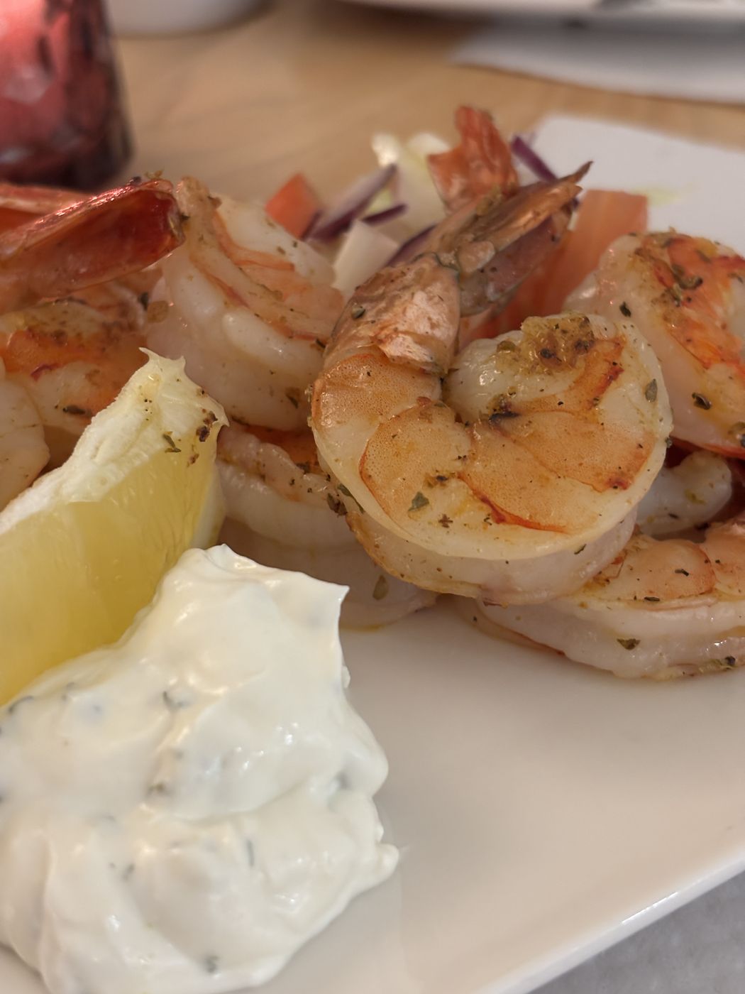 Scampis grillés au citron et à l'origan